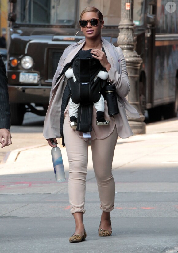 BEYONCE ET SA FILLE, LE BEBE BLUE IVY CARTER, SE PROMENENT DANS LES RUES DE NEW YORK, LE 13 MARS 2012.  Singer Beyonce enjoyed yet another stroll with her baby girl Blue Ivy Carter strapped to her chest in New York City, New York on March 13, 201213/03/2012 - NEW YORK