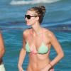 Julie Henderson profite d'une après-midi sur une plage de Miami avec des amis. Le 2 janvier 2014.
