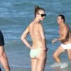 Le mannequin Julie Henderson profite d'une après-midi sur une plage de Miami avec des amis. Le 2 janvier 2014.