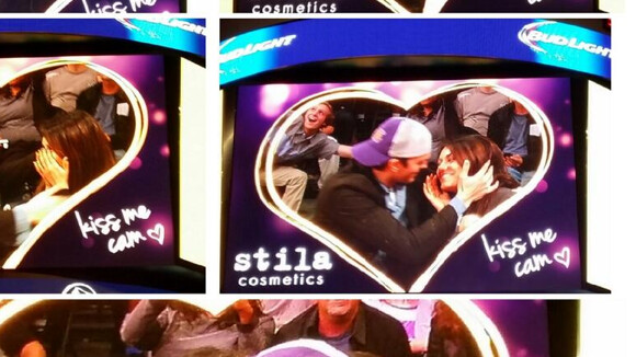 Mila Kunis et Ashton Kutcher : Amoureux, ils partagent un baiser devant la foule