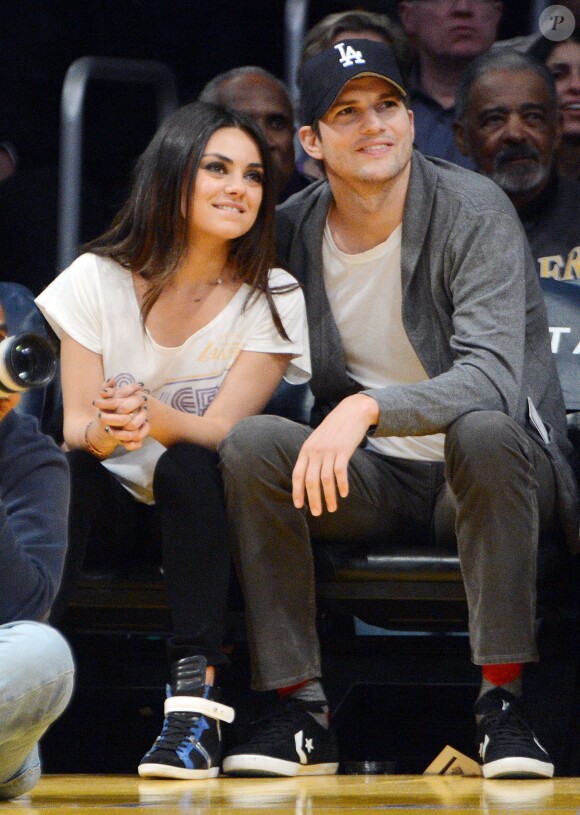Ashton Kutcher et la jolie Mila Kunis au Staples Center, Los Angeles, le 12 février 2013.