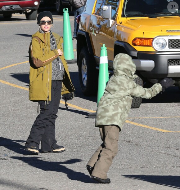 Exclusif - Gwen Stefani, enceinte, observe son fils Kingston lors de leurs vacances dans la station de ski de Mammoth en Californie. Le 31 décembre 2013.
