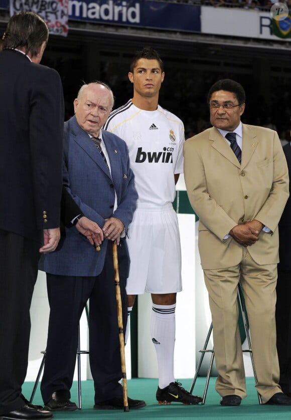 Cristiano Ronaldo, Alfredo di Stefano et Eusébio lors de la présentation du premier aux fans du Real Madrid, le 6 juillet 2009 au stade Santiago Bernabeu le 6 juillet 2009