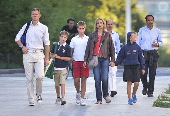 Cristina d'Espagne avec son mari Iñaki Urdangarin et leurs fils à Genève, en Suisse, à la fin de l'été 2013. Le 6 janvier 2014, la fille cadette du roi a été mise en examen dans l'affaire Noos, deux ans après l'inculpation de son époux.