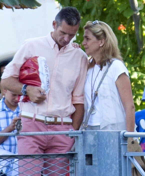 Cristina d'Espagne avec son mari Iñaki Urdangarin à Genève le 30 août 2013. Le 6 janvier 2014, la fille cadette du roi a été mise en examen dans l'affaire Noos, deux ans après l'inculpation de son époux.