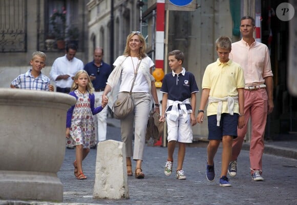 Cristina d'Espagne avec son mari Iñaki Urdangarin et leurs enfants à Genève, en Suisse, le 30 août 2013. Le 6 janvier 2014, la fille cadette du roi a été mise en examen dans l'affaire Noos, deux ans après l'inculpation de son époux.
