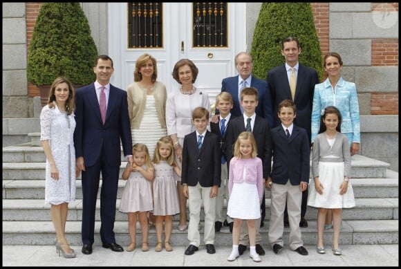 Cristina d'Espagne et son mari Iñaki Urdangarin en famille à la Zarzuela, à Madrid, pour la communion de leur fils Miguel le 28 mai 2011. Le 6 janvier 2014, la fille cadette du roi a été mise en examen dans l'affaire Noos, deux ans après l'inculpation de son époux.