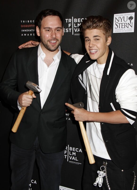 Justin Bieber et Scooter Braun à la cérémonie Tribeca Disruptive Innovation Awards au Paulson Auditorium de New York, le 27 avril 2012.