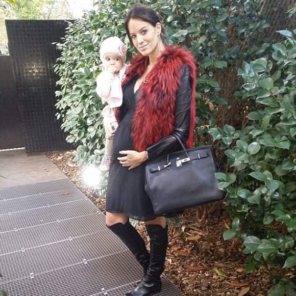 Jade Foret, enceinte, se rend chez le médecin avec sa fille Liva. Janvier 2014.