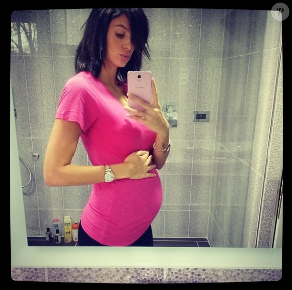 Jade Lagardere dévoile une photo de son ventre arrondi. Elle est enceinte d'un plus de cinq mois.