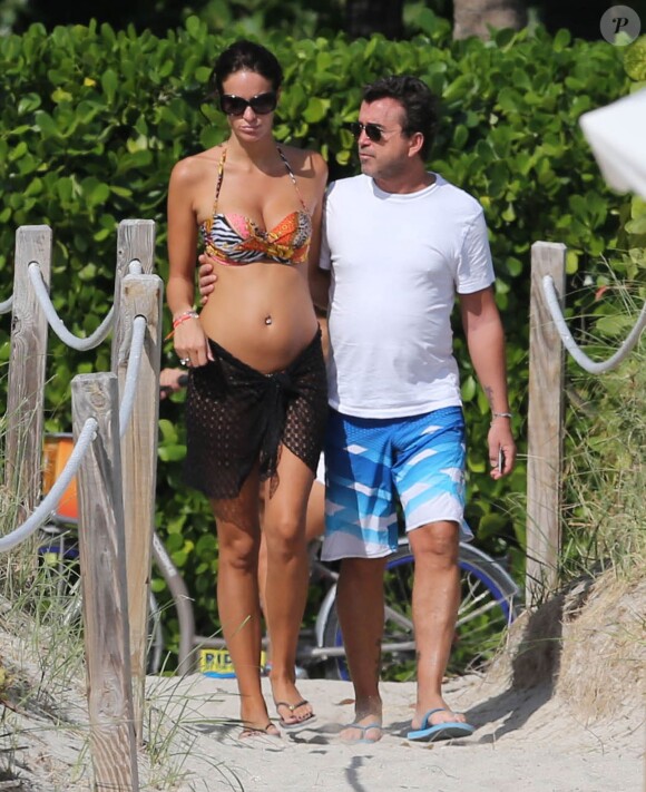 Arnaud Lagardère et sa femme Jade Foret, enceinte de leur deuxième enfant, profitent de la plage alors qu'ils sont en vacances à Miami. Le 28 octobre 2013