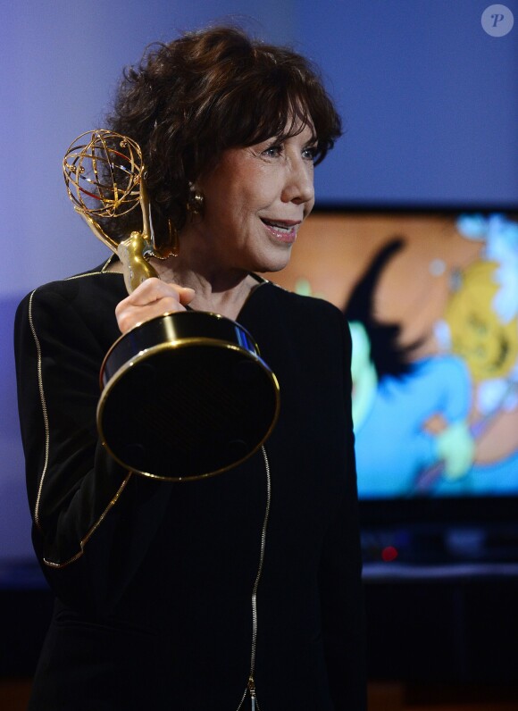 Lily Tomlin prend la pose avec son Emmy Award de la meilleure voix off pour le documentaire "An Apology to Elephants", à Los Angeles, le 15 septembre 2013.