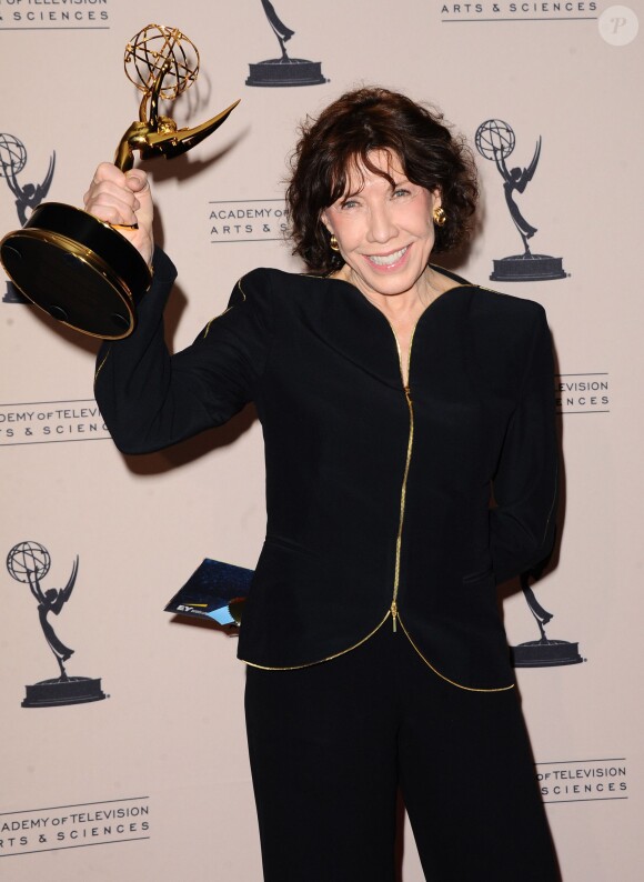 Lily Tomlin prend la pose avec son Emmy Award de la meilleure voix off pour le documentaire "An Apology to Elephants", à Los Angeles, le 15 septembre 2013.