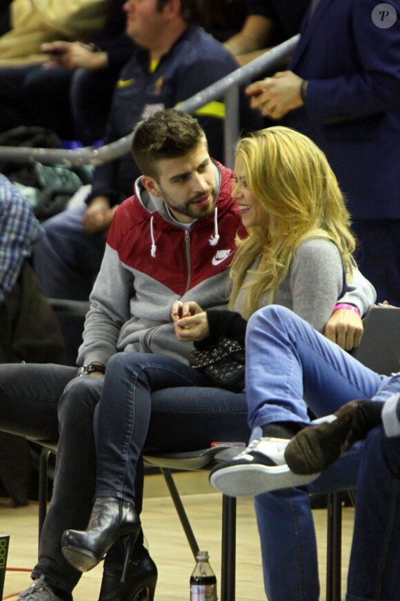 Gerard Piqué et Shakira assistent au match de basket-ball Fenerbahce contre Barcelone, à Barcelone, le 30 novembre 2013.