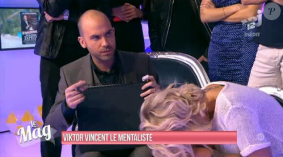 Caroline Receveur hypnotisée par Viktor Vincent dans Le Mag de NRJ12 le 8 janvier 2014