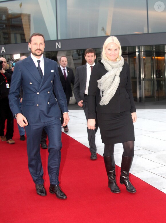 Le prince Haakon et la princesse Mette-Marit de Norvège participaient le 8 janvier 2014 à la conférence annuelle NHO de la Confédération des entreprises norvégiennes, à l'opéra d'Oslo.