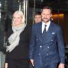 Le prince Haakon et la princesse Mette-Marit de Norvège à la sortie le 8 janvier 2014 de la conférence annuelle NHO de la Confédération des entreprises norvégiennes, à l'opéra d'Oslo.