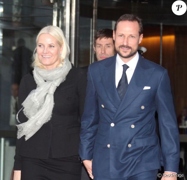 Le prince Haakon et la princesse Mette-Marit de Norvège à la sortie le 8 janvier 2014 de la conférence annuelle NHO de la Confédération des entreprises norvégiennes, à l'opéra d'Oslo.