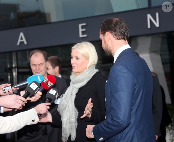 Le prince Haakon et la princesse Mette-Marit de Norvège se sont exprimés le 8 janvier 2014 à la sortie de la conférence annuelle NHO de la Confédération des entreprises norvégiennes, à l'opéra d'Oslo.