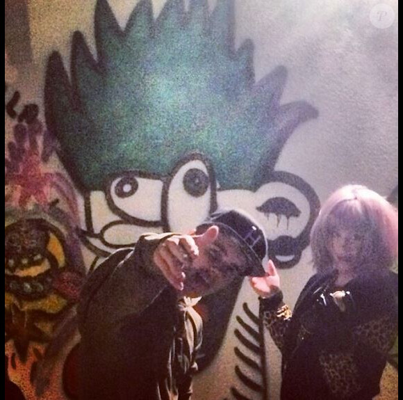 Kelly Osbourne et Justin Bieber font des graffitis, le 8 janvier 2014.