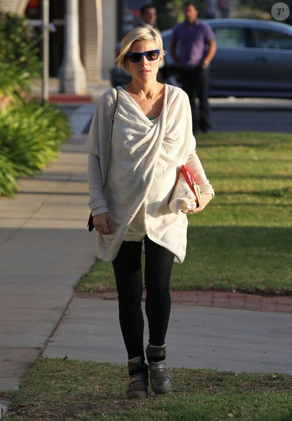 Chris Hemsworth et sa femme Elsa Pataky (enceinte) emmènent leur fille India chez le pédiatre avant d'aller faire quelques courses à Santa Monica, le 9 janvier 2014.