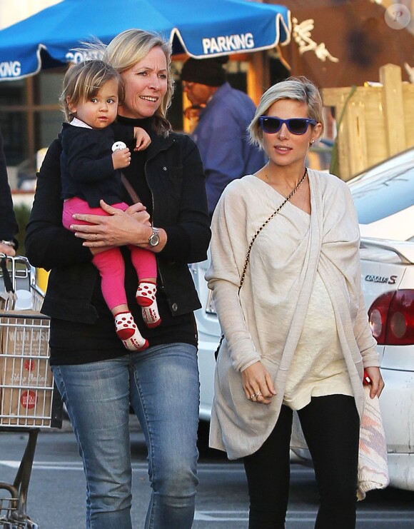 Chris Hemsworth et sa femme Elsa Pataky (enceinte) emmènent leur fille India chez le pédiatre avant d'aller faire quelques courses à Santa Monica, le 9 janvier 2014.