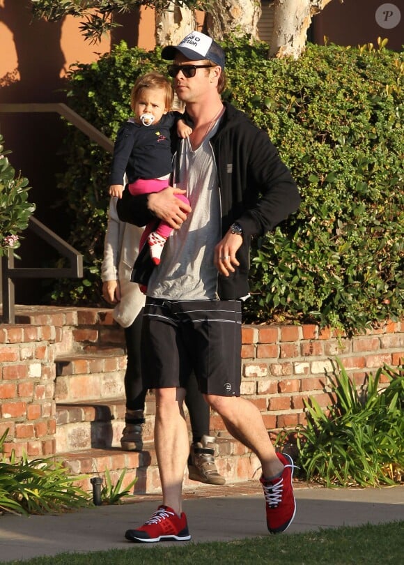 Chris Hemsworth et sa femme Elsa Pataky (enceinte) emmènent leur fille India chez le pédiatre avant d'aller faire quelques courses à Santa Monica, le 9 janvier 2014.
