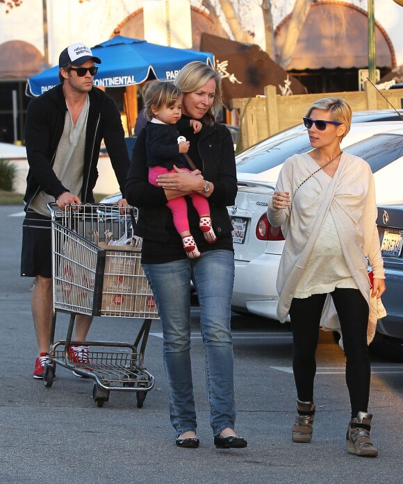 Chris Hemsworth et sa femme Elsa Pataky (enceinte) emmènent leur fille India chez le pédiatre avant d'aller faire quelques courses à Santa Monica, le 9 janvier 2014.