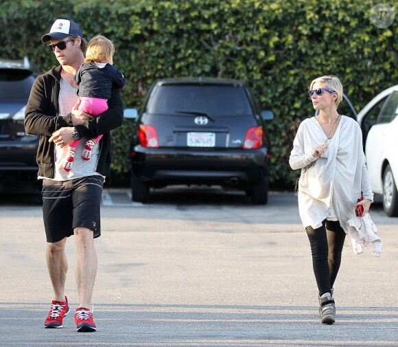 Chris Hemsworth et sa femme Elsa Pataky (enceinte) emmènent leur fille India chez le pédiatre avant d'aller faire quelques courses à Santa Monica, le 9 janvier 2014.