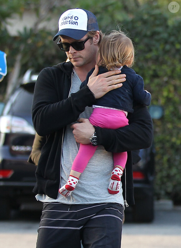 Chris Hemsworth et sa femme Elsa Pataky (enceinte) emmènent leur fille India chez le pédiatre avant d'aller faire quelques courses à Santa Monica, le 9 janvier 2014.