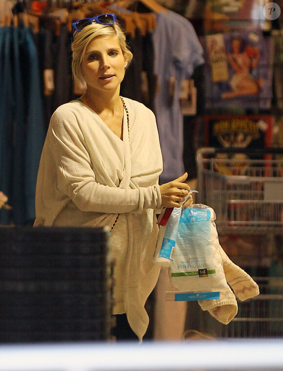 Chris Hemsworth et sa femme Elsa Pataky (enceinte) emmènent leur fille India chez le pédiatre avant d'aller faire quelques courses à Santa Monica, le 9 janvier 2014.