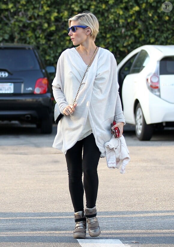 Chris Hemsworth et sa femme Elsa Pataky (enceinte) emmènent leur fille India chez le pédiatre avant d'aller faire quelques courses à Santa Monica, le 9 janvier 2014.