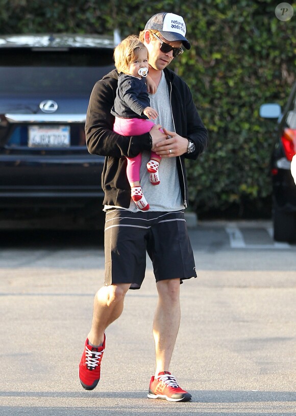 Chris Hemsworth et sa femme Elsa Pataky (enceinte) emmènent leur fille India chez le pédiatre avant d'aller faire quelques courses à Santa Monica, le 9 janvier 2014.