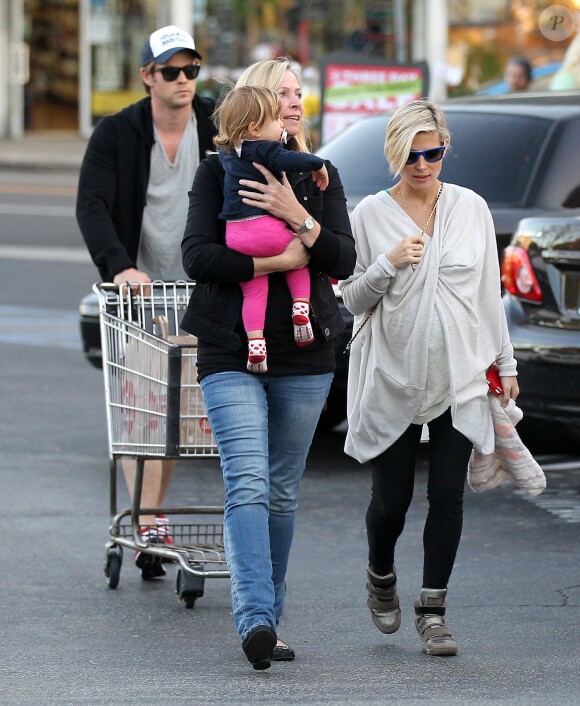 Chris Hemsworth et sa femme Elsa Pataky (enceinte) emmènent leur fille India chez le pédiatre avant d'aller faire quelques courses à Santa Monica, le 9 janvier 2014.