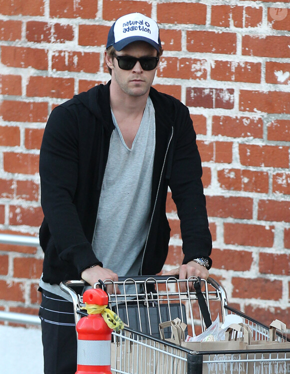 Chris Hemsworth et sa femme Elsa Pataky (enceinte) emmènent leur fille India chez le pédiatre avant d'aller faire quelques courses à Santa Monica, le 9 janvier 2014.
