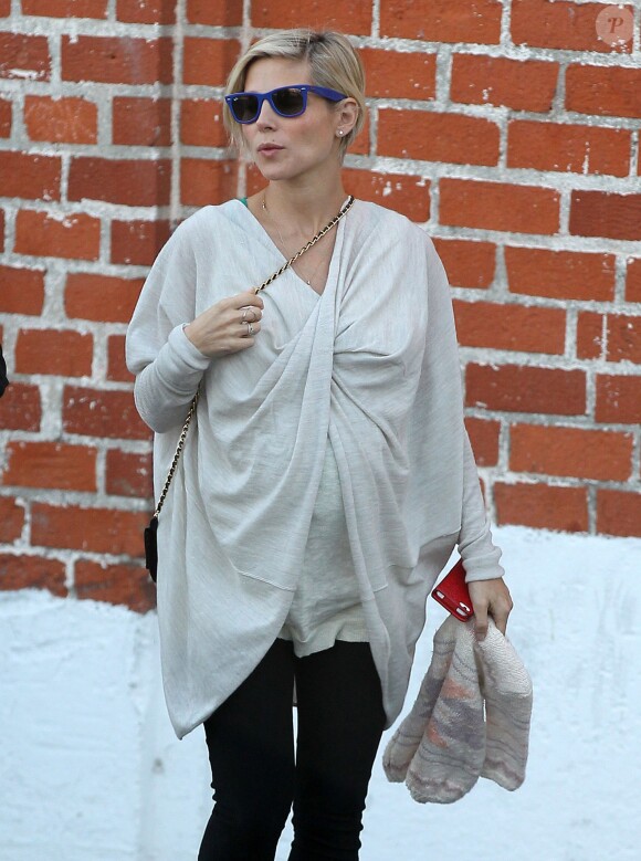 Chris Hemsworth et sa femme Elsa Pataky (enceinte) emmènent leur fille India chez le pédiatre avant d'aller faire quelques courses à Santa Monica, le 9 janvier 2014.