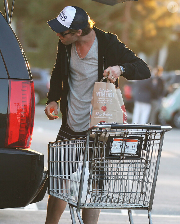 Chris Hemsworth et sa femme Elsa Pataky (enceinte) emmènent leur fille India chez le pédiatre avant d'aller faire quelques courses à Santa Monica, le 9 janvier 2014.