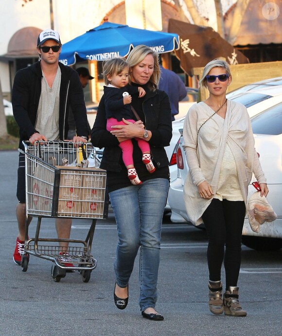 Chris Hemsworth et sa femme Elsa Pataky (enceinte) emmènent leur fille India chez le pédiatre avant d'aller faire quelques courses à Santa Monica, le 9 janvier 2014.