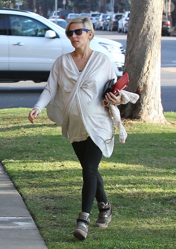 Chris Hemsworth et sa femme Elsa Pataky (enceinte) emmènent leur fille India chez le pédiatre avant d'aller faire quelques courses à Santa Monica, le 9 janvier 2014.
