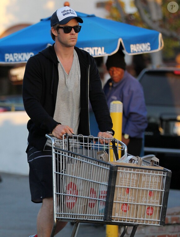 Chris Hemsworth et sa femme Elsa Pataky (enceinte) emmènent leur fille India chez le pédiatre avant d'aller faire quelques courses à Santa Monica, le 9 janvier 2014.