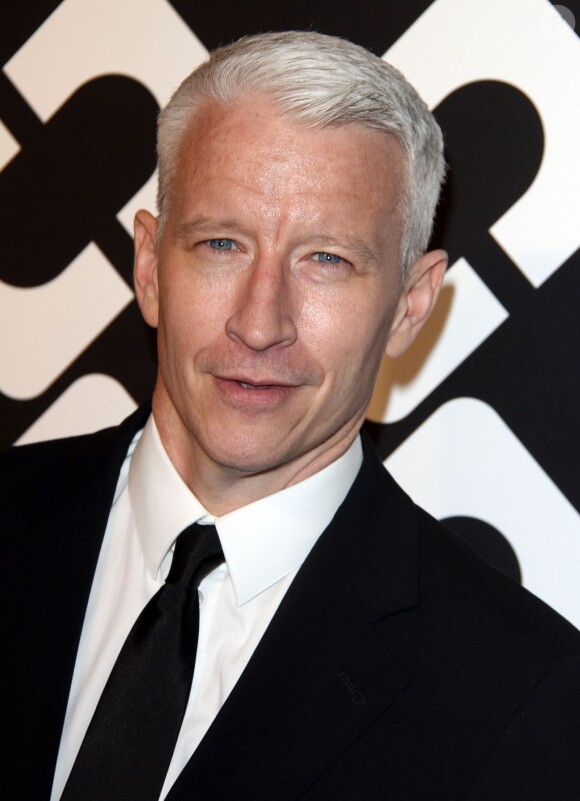 Anderson Cooper au vernissage de l'exposition "Journey of a Dress" consacrée à la créatrice Diane Von Furstenberg, à Los Angeles le 10 janvier 2014.