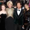 Emma Thompson, sa fille Gaia Romilly, Matthew McConaughey et sa femme Camila Alves lors de la 71e cérémonie des Golden Globes à Beverly Hills le 12 janvier 2014.