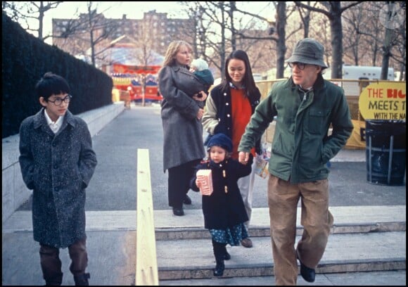 Mia Farrow et Woody Allen avec leurs enfants Seamus, Soon-Yi et Moses en 1988