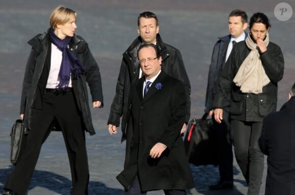 François Hollande entouré de ses gardes du corps lors des cérémonies commémoratives du 95e anniversaire de l'Armistice du 11 novembre 1918 au pied de l'Arc de Triomphe à Paris, le 11 novembre 2013