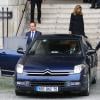 François Hollande et Valérie Trierweiler encadré par les membres du Groupe de sécurité de la Présidence de la République (GSPR), le 16 octobre 2013 lors des obsèques de Patrice Chereau à Paris