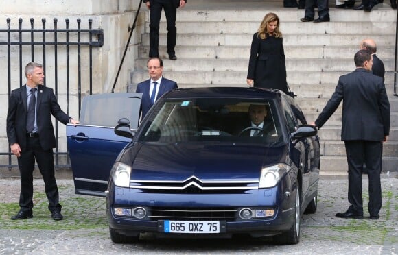 François Hollande et Valérie Trierweiler encadré par les membres du Groupe de sécurité de la Présidence de la République (GSPR), le 16 octobre 2013 lors des obsèques de Patrice Chereau à Paris
