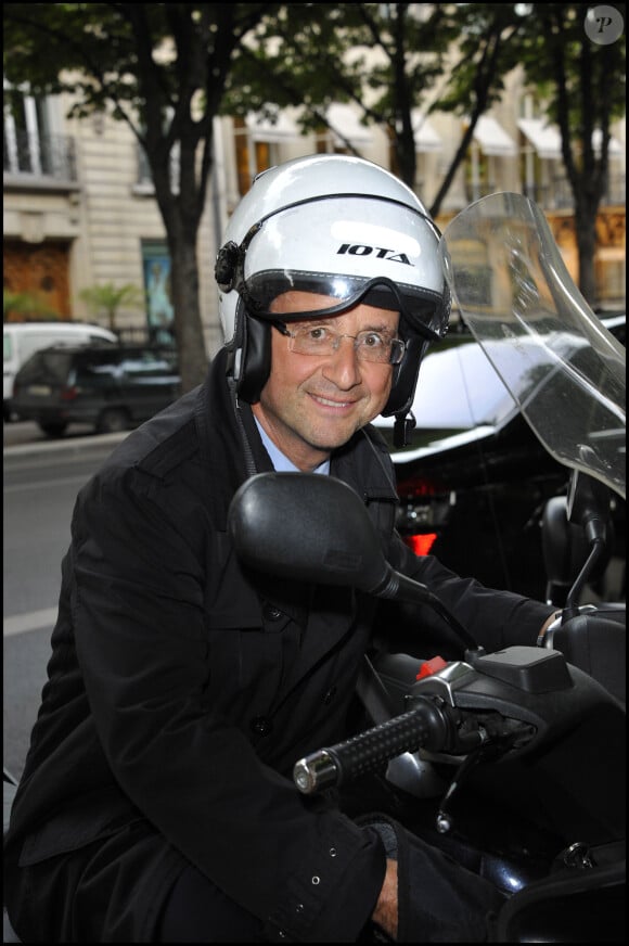 François Hollande sur son scooter lors du gala de la Fondation Culture et Diversité au Théâtre du Rond Point à Paris le 30 mai 2011