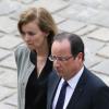 Valérie Trierweiler et François Hollande lors des obsèques de Pierre Mauroy aux Invalides à Paris le 11 juin 2013