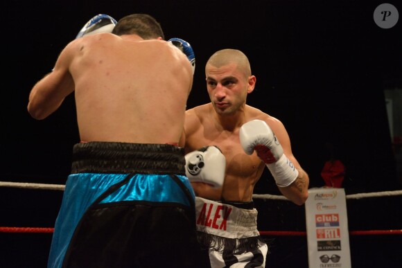 Combat opposant le boxeur français Sofiane Takoucht au boxeur belge Alex Miskirtchian, au Country Hall de Liège, en Belgique le 11 janvier 2014.