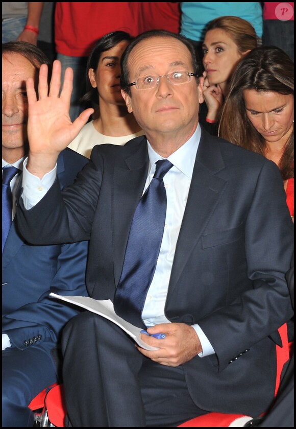 François Hollande, devant Julie Gayet, lors de la convention d'investiture de Francois Hollande à la tête du PS pour l'élection présidentielle de 2012 à Paris, le 22 octobre 2011